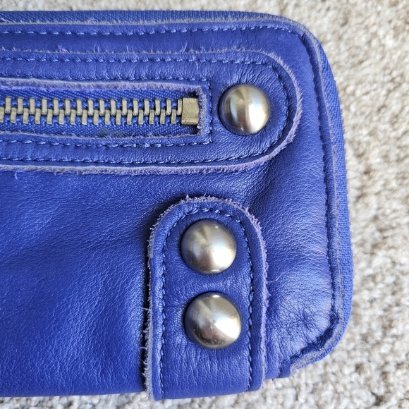 Linea Pelle Cobalt Leather Dylan Zip Wallet - Picture 8 of 17